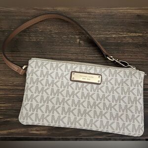 Michael Kors Clutch Womens Charm Zip Wrislet Leather Logo Spell Out